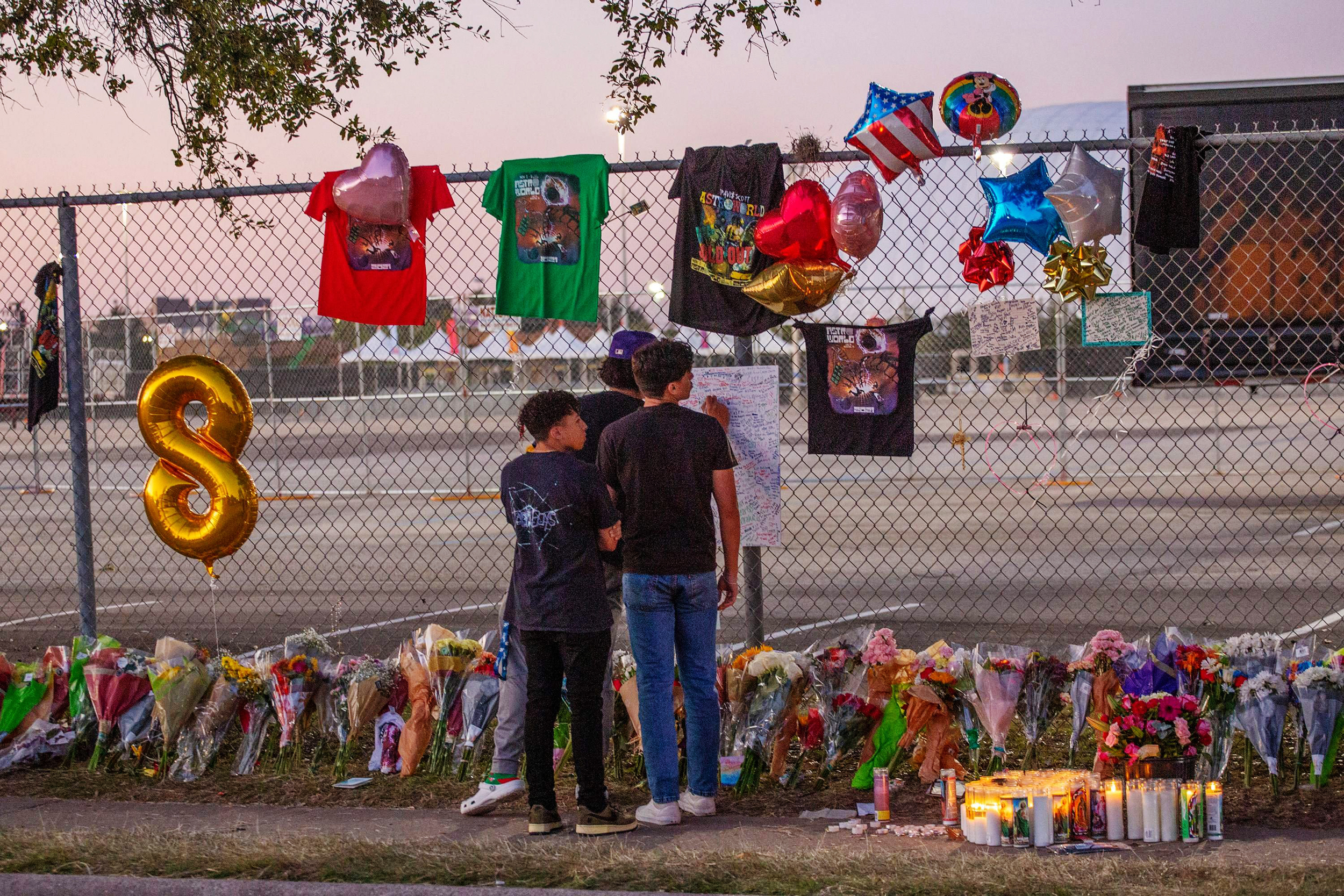 Travis Scott reembolsará a los asistentes de Astroworld después de 8 muertes, no tocará en el festival de Las Vegas