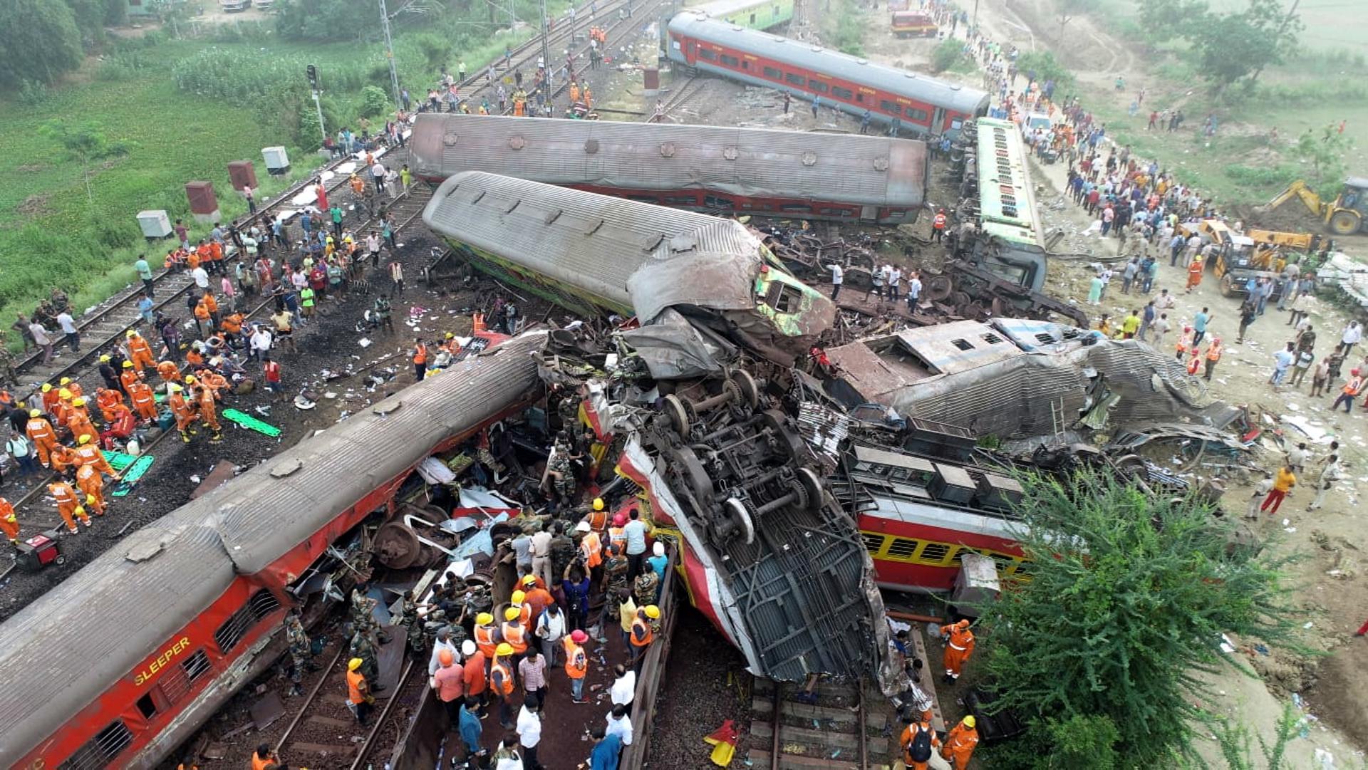 Sube a 261 el número de muertos por accidente de tren en India