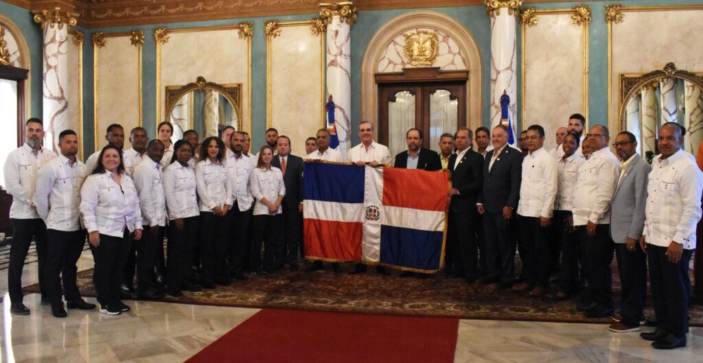 Abinader entrega la bandera a la delegación que competirá en la JCAC de San Salvador