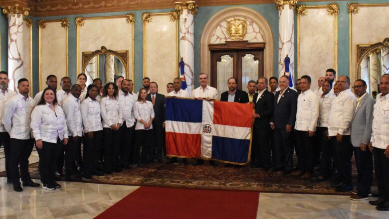 Abinader entrega la bandera a la delegación que competirá en la JCAC de San Salvador