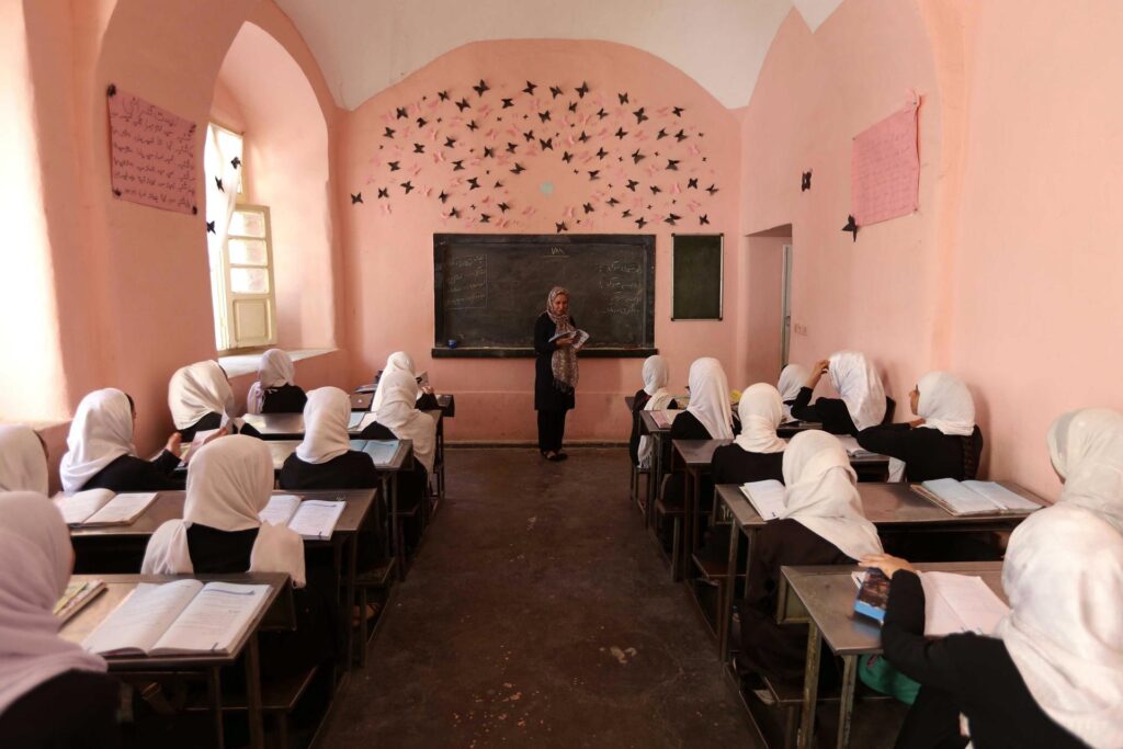 Al menos 82 niñas son envenenadas en dos colegios en el norte de Afganistán