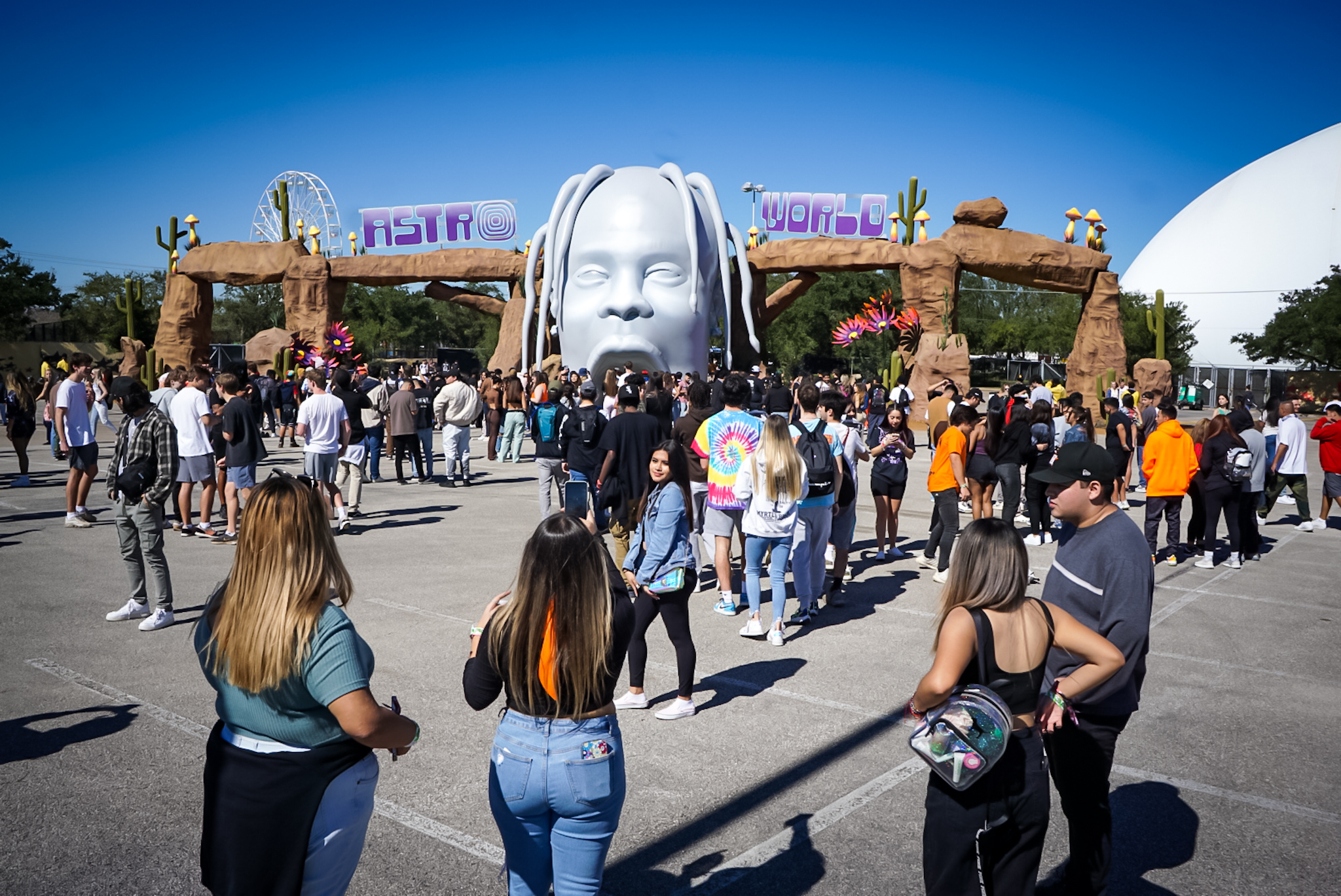 Festival Astroworld de Travis Scott cancela segundo día con 8 muertos y cientos de heridos |  Revista Houstonia