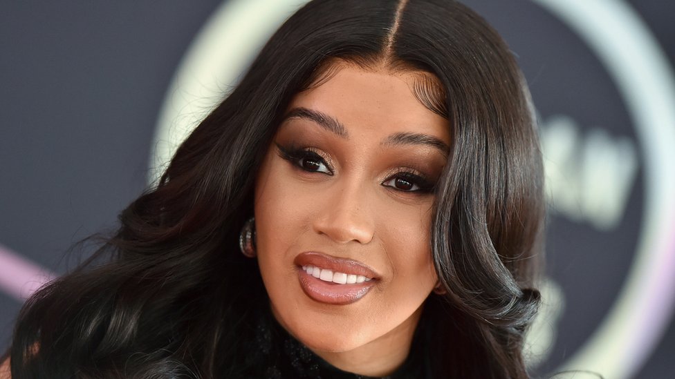 Cardi B arremete contra hijastro de multimillonario perdido en submarino