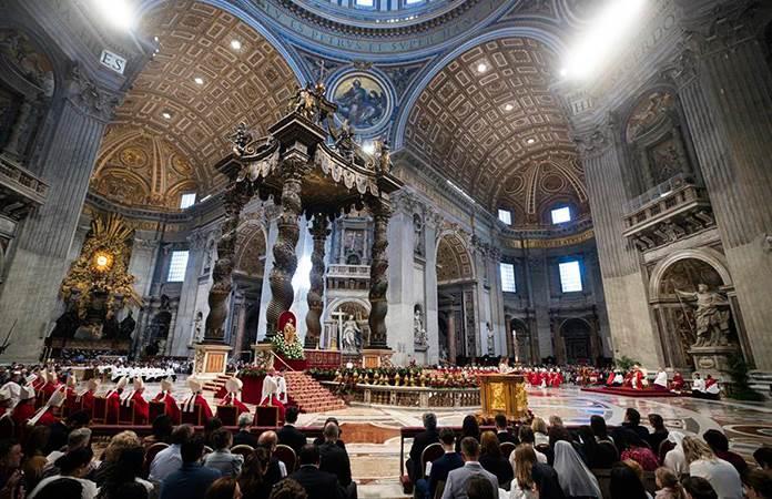 Un hombre se desnuda en la Basílica de San Pedro para protestar por la guerra de Ucrania