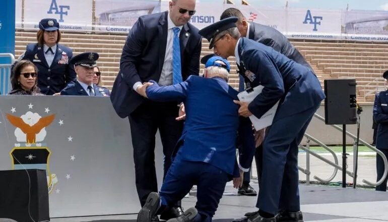 Joe Biden tropieza y cae al suelo durante una ceremonia en una sociedad marcial