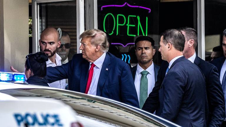 Trump celebra victoria legal en restaurante cubano tras ser declarado no culpable de 37 cargos