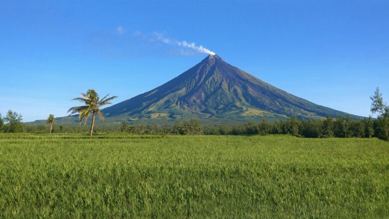 Más de 12.800 evacuados por el peligro de erupción del volcán Mayon en Filipinas