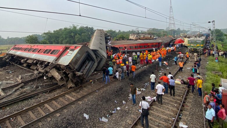 Pistas del choque de tren en Odisha India