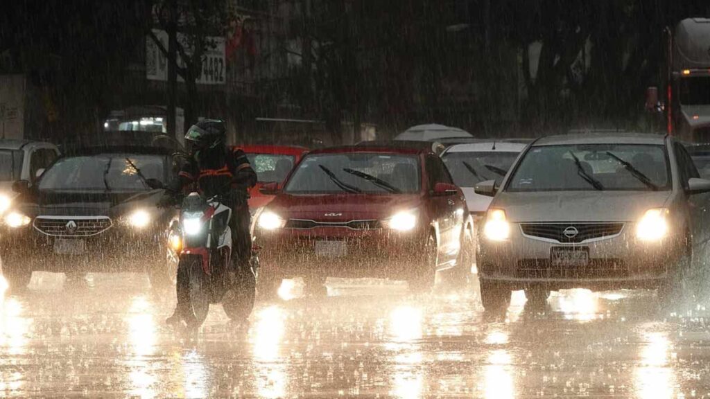 Reportan inundaciones en CDMX por lluvias, actividad eléctrica y caída de granizo