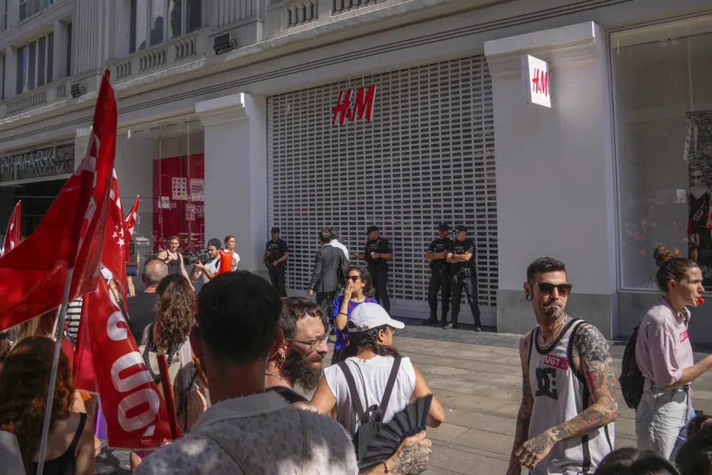 Trabajadores de H&M hacen huelga y cierran tiendas en España