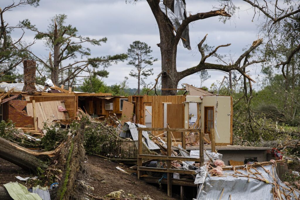 Un muerto tras el paso de un tornado en Misisipi; el calor amenaza gran parte de Estados Unidos