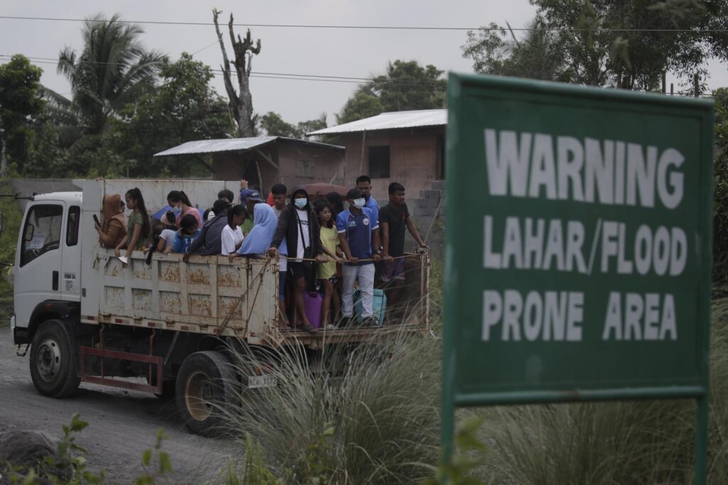 Unas 10,000 personas desplazadas por el riesgo de erupción del volcán Mayón en Filipinas