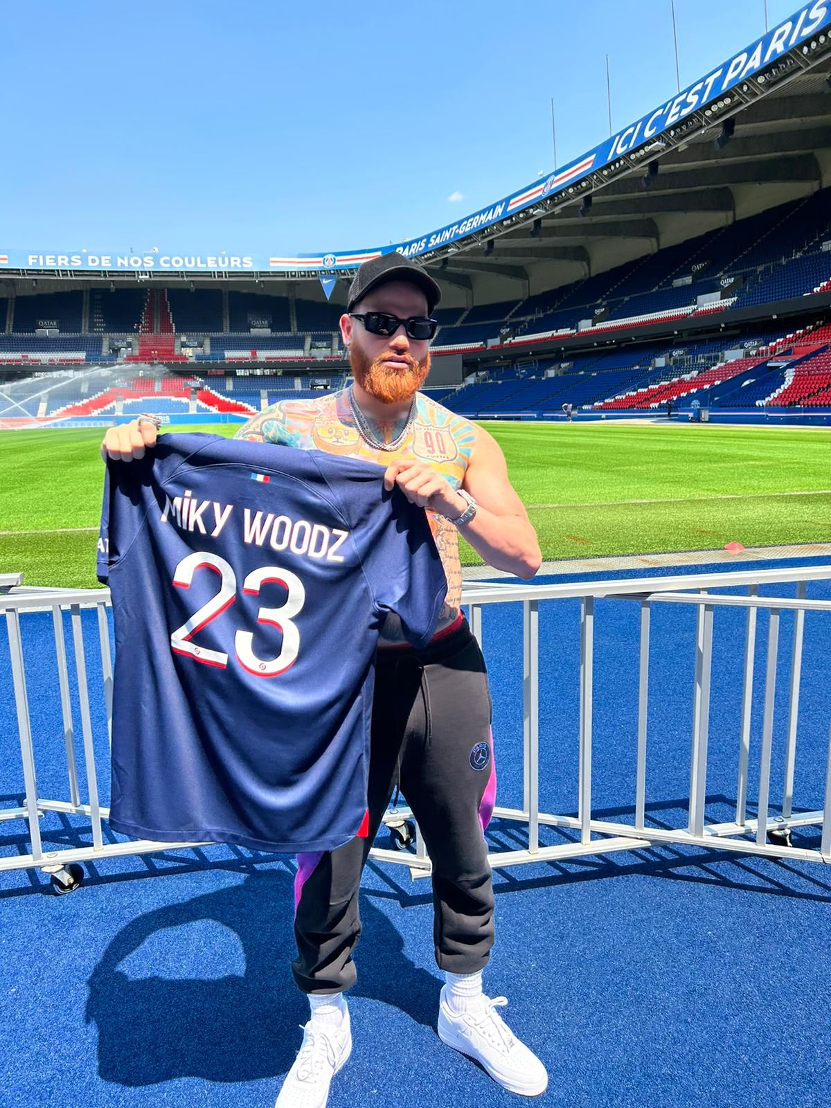 Miky Woodz llega al estadio Parc des Princes como invitado especial del PSG en París