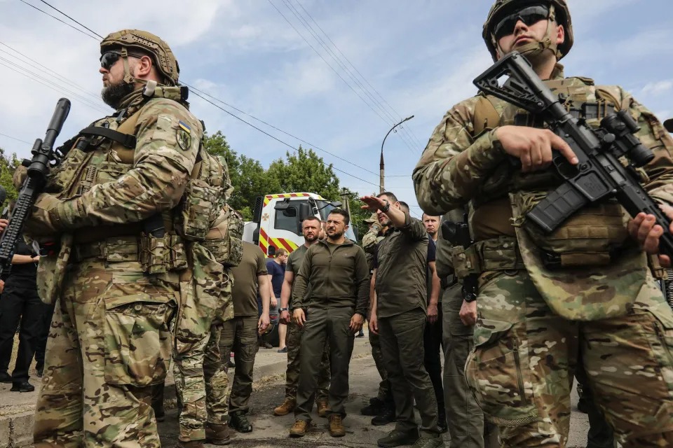 Zelensky visita la zona de Ucrania ocupada por los rusos donde recientemente se informó de la explosión de una presa