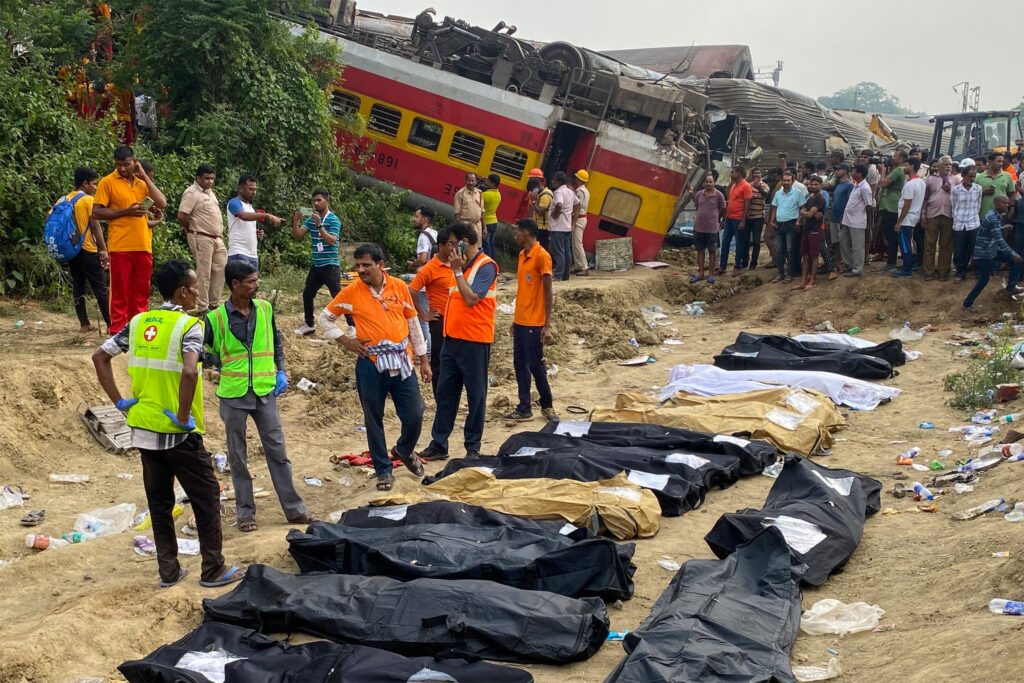 Pistas del accidente de tren en Odisha India