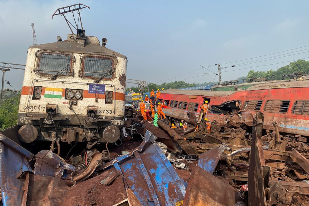 Pistas del accidente de tren en Odisha India