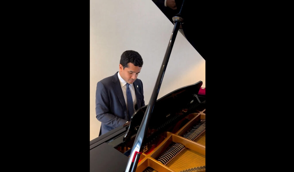 Omar Fernández demuestra sus dotes en el piano