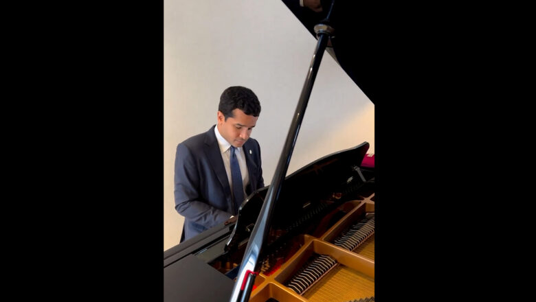 Omar Fernández demuestra sus habilidades pianísticas