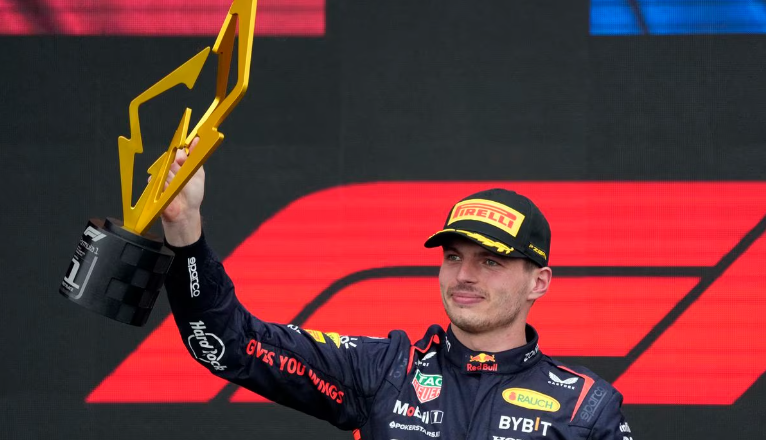 Max Verstappen anhelo cómodamente perseguido por un combativo Alonso