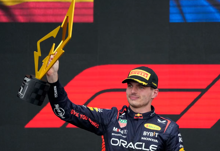 Max Verstappen gana cómodamente perseguido por un combativo Alonso