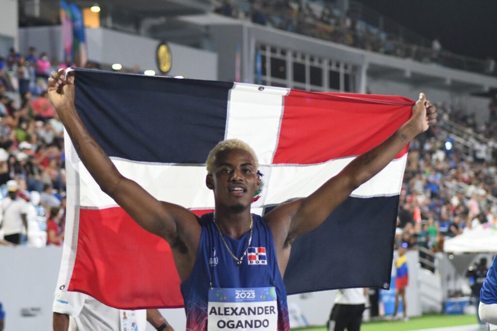 Alexander Ogando gana oro en los 200m masculinos en San Salvador 2023