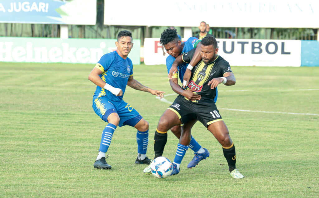 Alejandro Carrera MOCA FC se disputa el balon ante jugadores del Atlantico FC