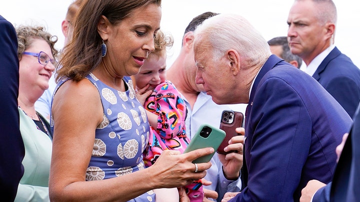 Biden «juega» con una pupila durante un delirio a Finlandia, los usuarios de Twitter reaccionan