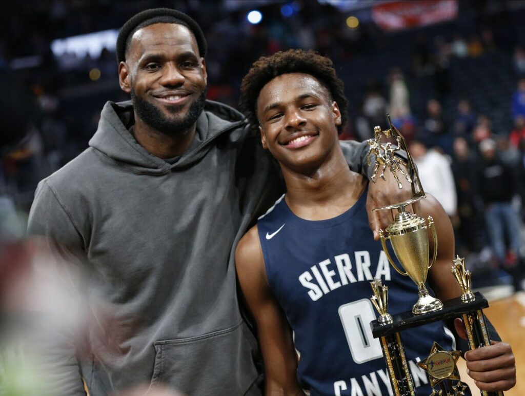 Bronny James recibe alta del hospital, LeBron dice que su familia está bien y sana