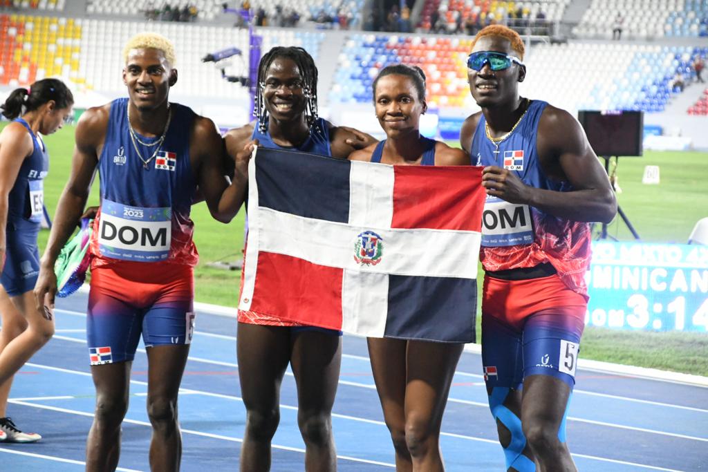 Cuadriciclo mixto 4x400 gana oro y récord en San Salvador 2023