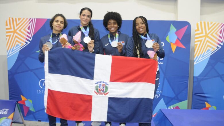 Esgrima consigue la medalla de plata en el equipo afeminado en San Salvador 2023