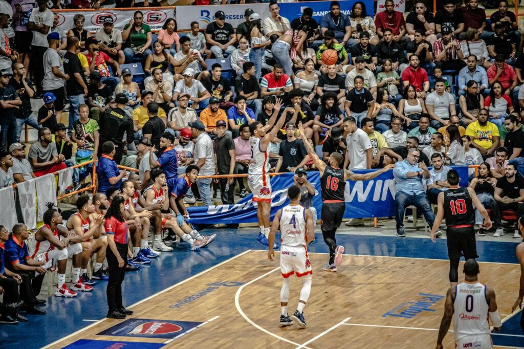 Los Reales derrotan a los Leones y jugarán la final de la Superliga LNB