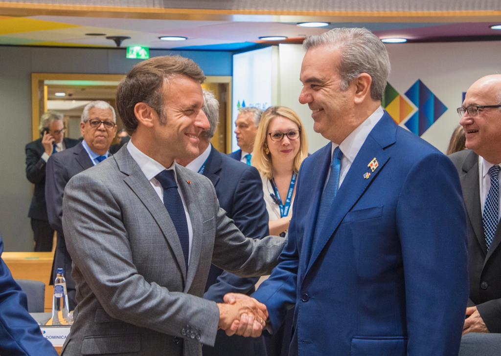 Presidentes Abinader y Macron dialogan por varios minutos en Cumbre UE-CELAC