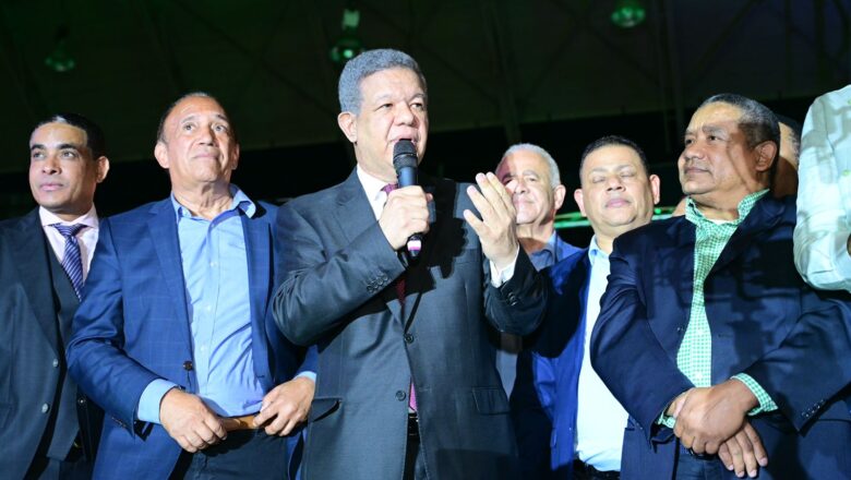 Miles de seguidores de Leonel Fernández lo acompañan al Armory Arena de Manhattan