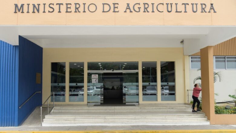 PEPCA arresta a dos funcionarios del Ministerio de Agricultura por malversación de fondos