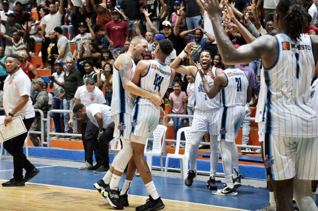 Pérez y Montero sitúan a Titanes a un paso de la final