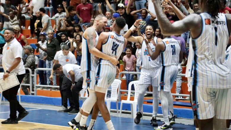 Pérez y Montero sitúan a Titanes a un paso de la final