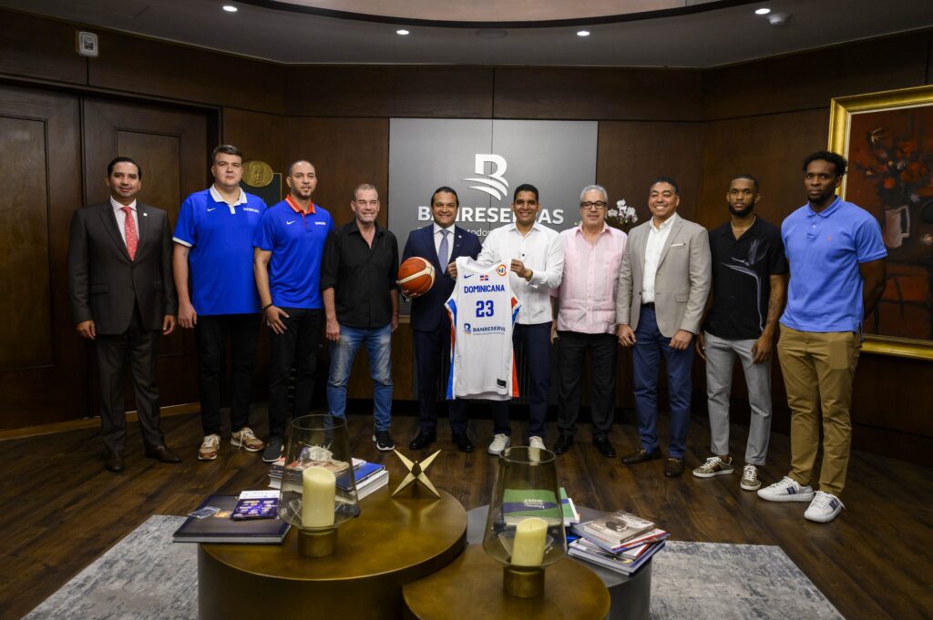 Selección nacional de baloncesto entrega camiseta a Banreservas