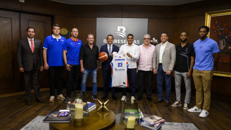 Selección doméstico de baloncesto entrega camiseta a Banreservas