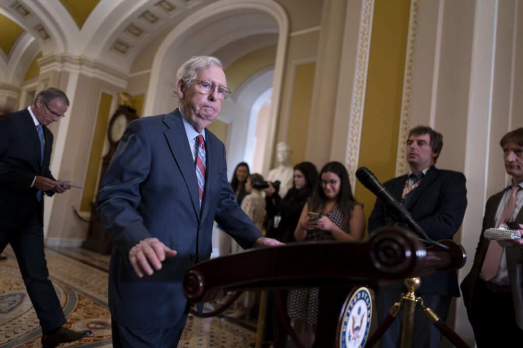 Senador Mitch McConnell se queda paralizado durante conferencia de prensa