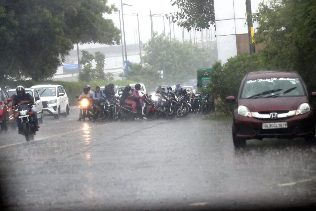 Suben a 22 los muertos por las incesantes lluvias en la India