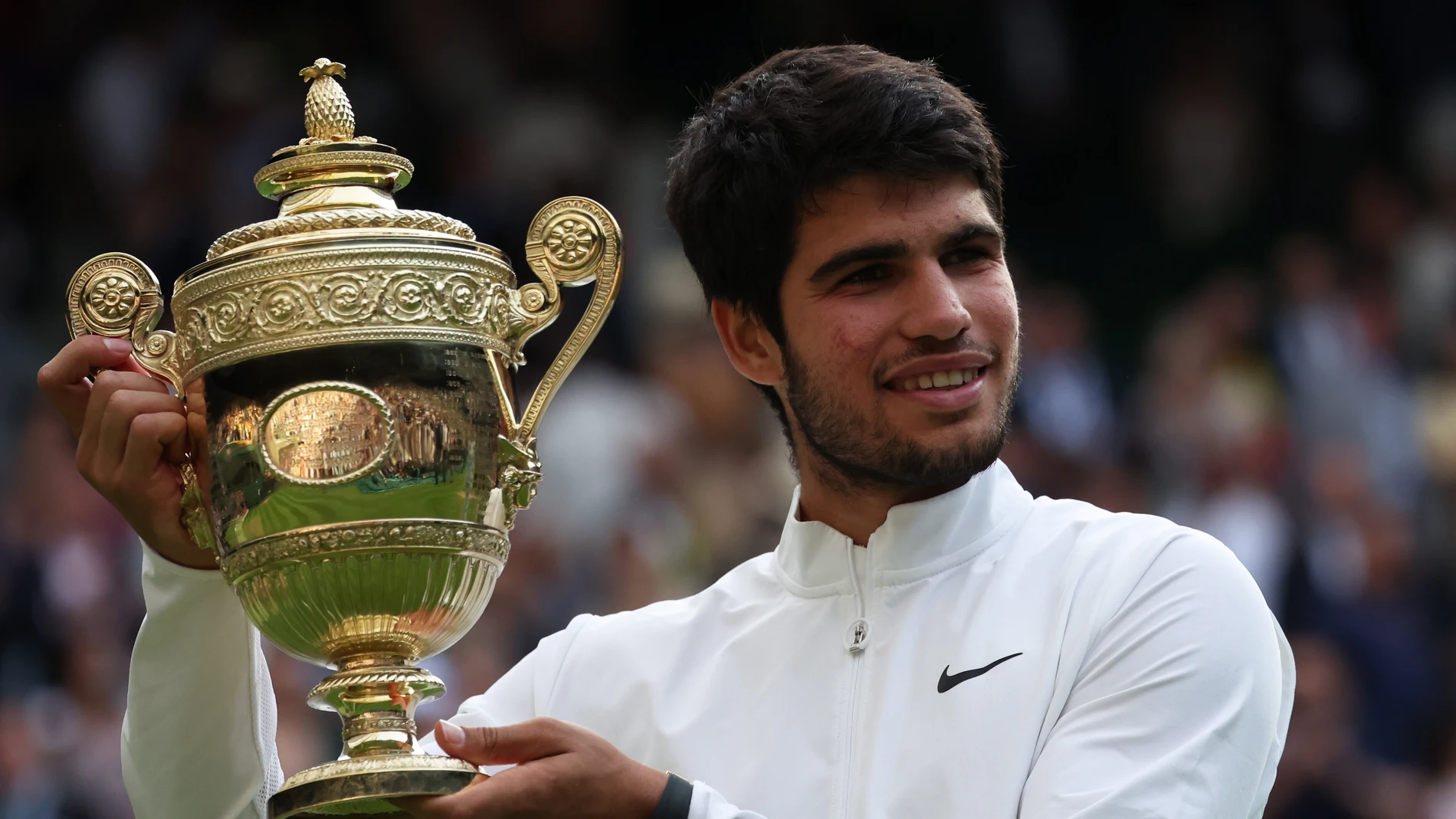 Carlos Alcaraz se corona rey de Wimbledon y marca el comienzo de su nueva era tras destronar a Djokovic