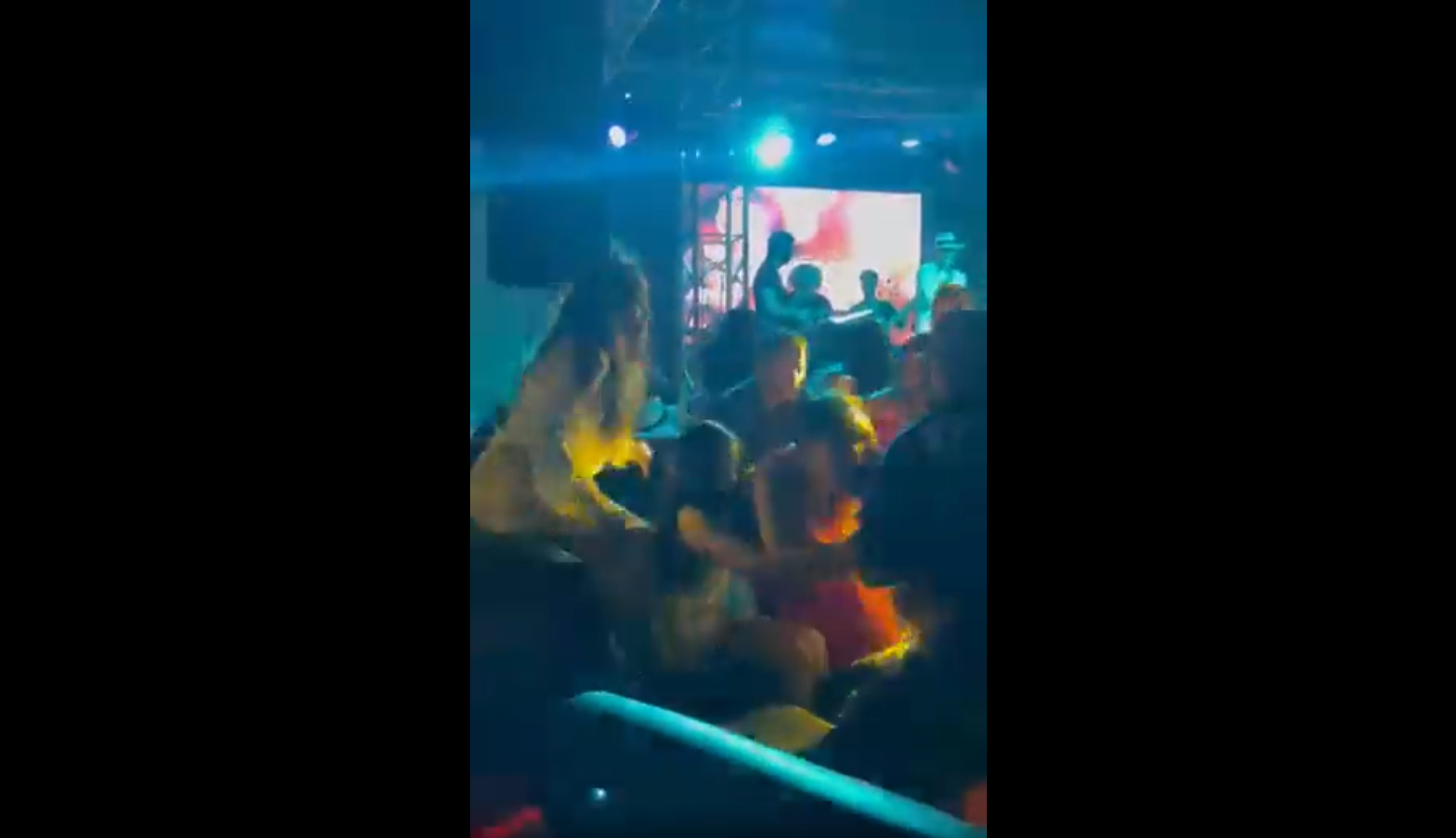 Dos mujeres se pelean en la fiesta de Wason Brazoban