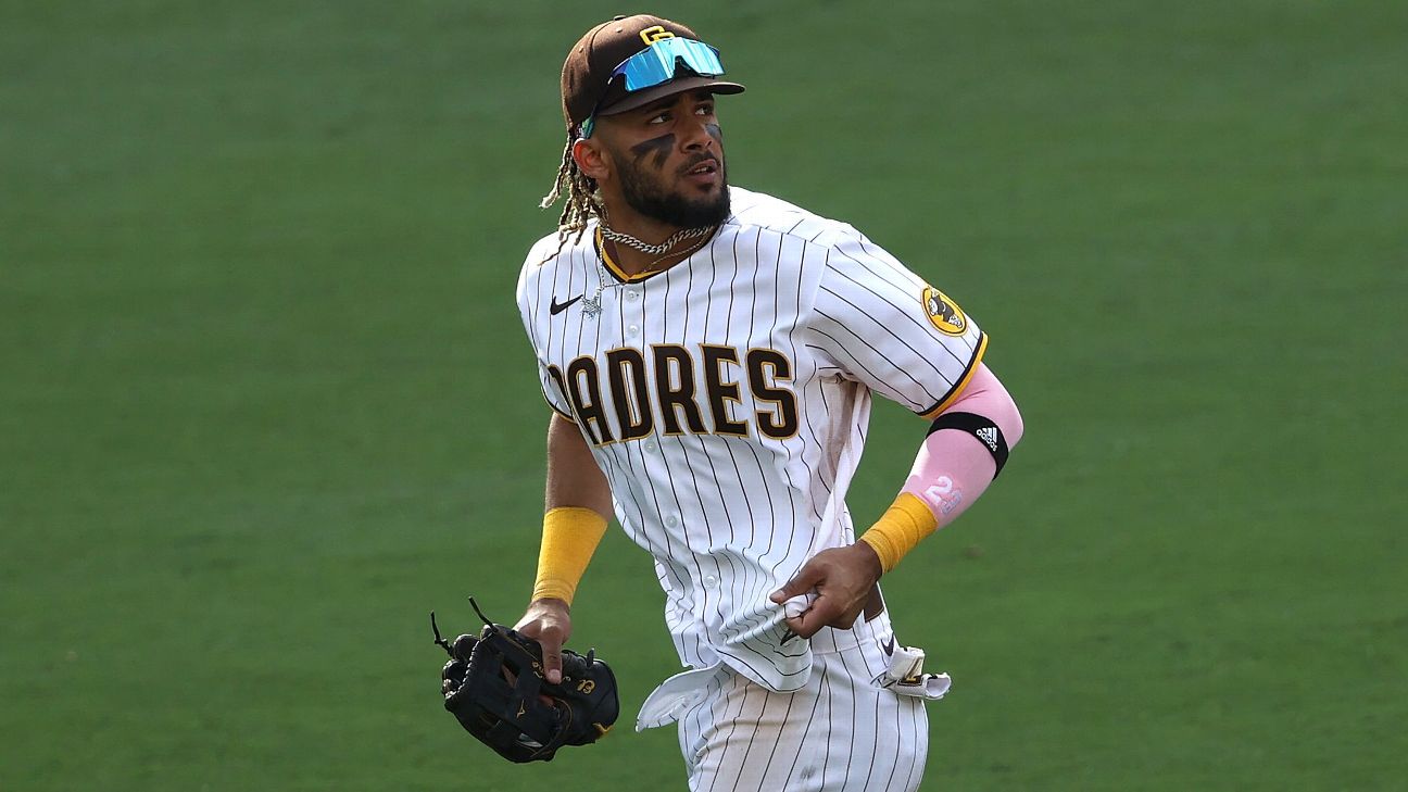 Tatis Jr hace atrapada de Guante de Oro para evitar HR de Piratas