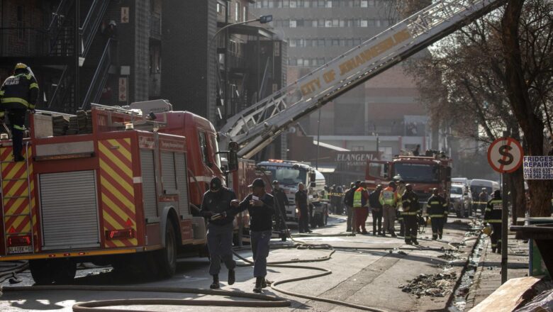 73 muertos por incendio de un edificio en Sudáfrica