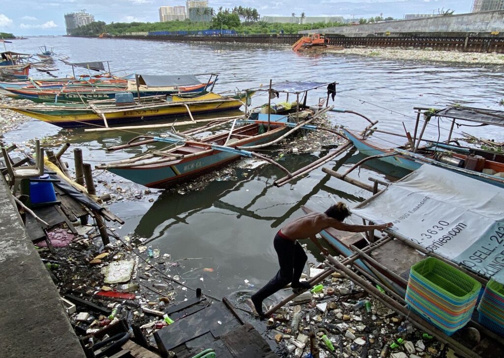 Al menos 48,000 desplazados por el paso del supertifón Saola en Filipinas