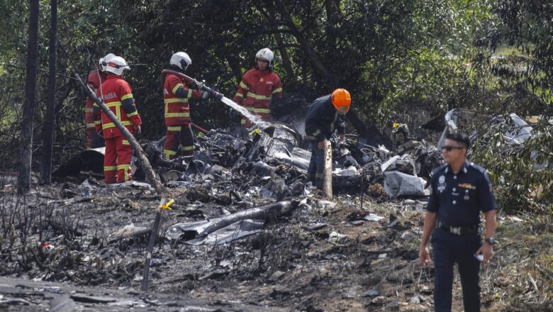 Al menos diez muertos al fallar una avioneta en una autovía de Malasia