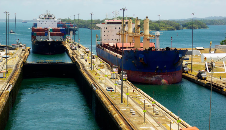 Canal de Panamá se queda sin agua; varios barcos encallados