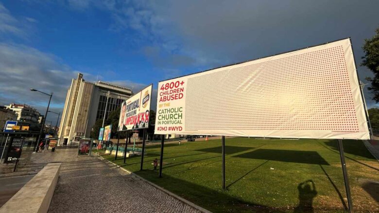 Carteles denuncian los abusos a menores en la Iglesia católica en Lisboa