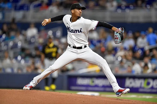 Dominicano Eury Pérez regresa a la rotación de los Marlins