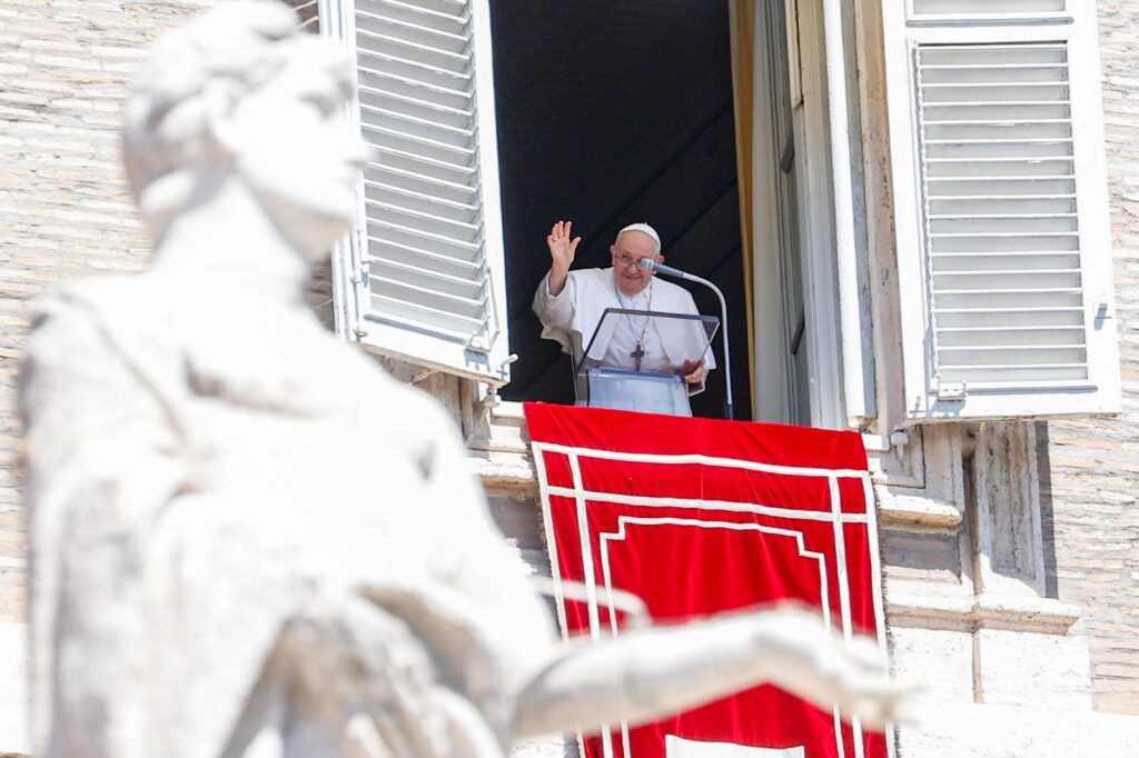 El papa denuncia que casi 2.000 personas han muerto este año en el Mediterráneo